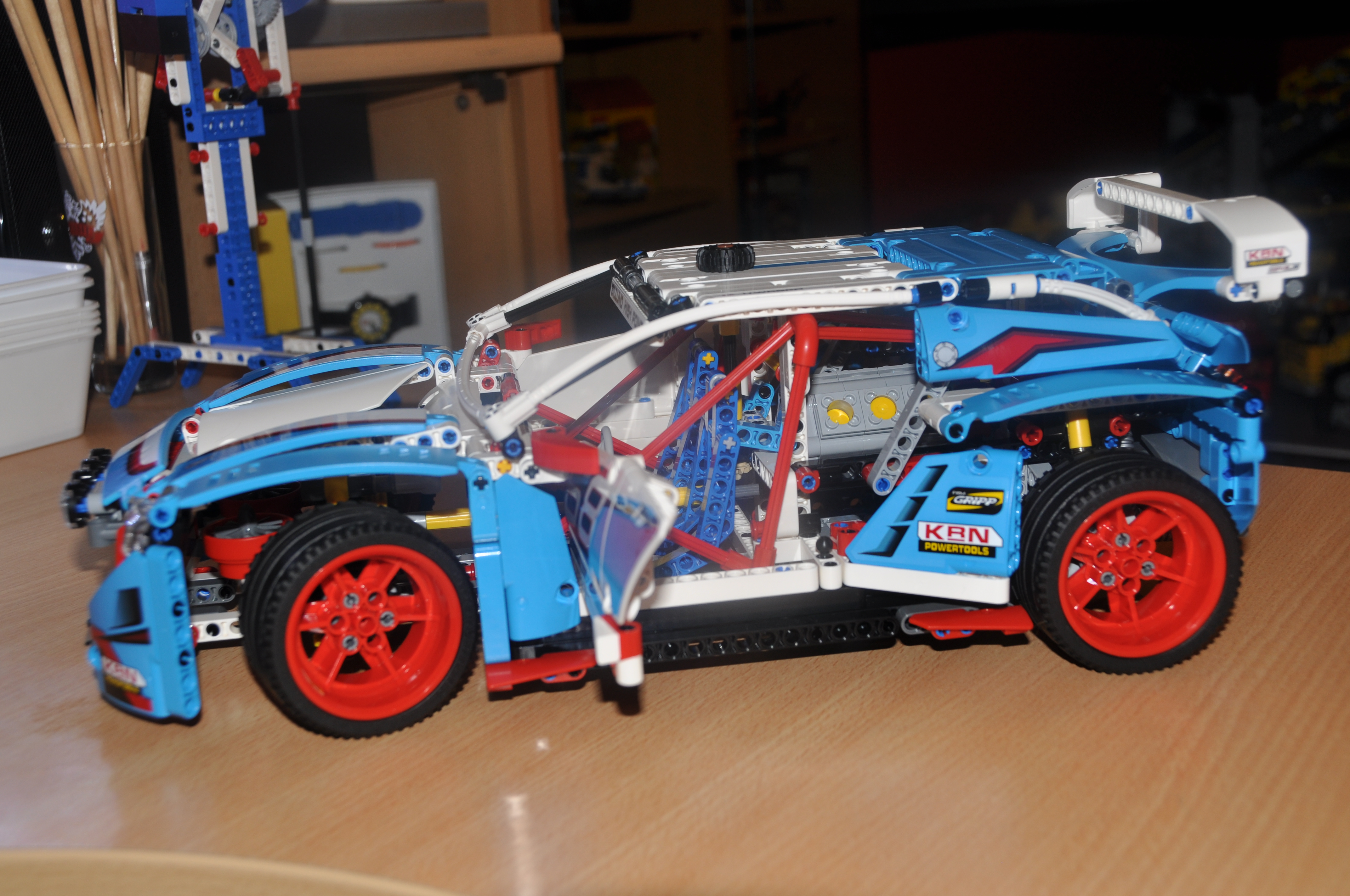 Description de la voiture de rallye LEGO Technic 42077